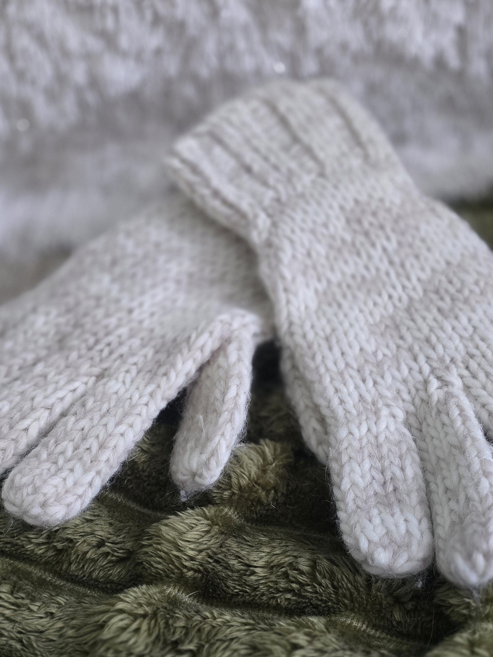 Ann Taylor Cream Knit Women’s Gloves